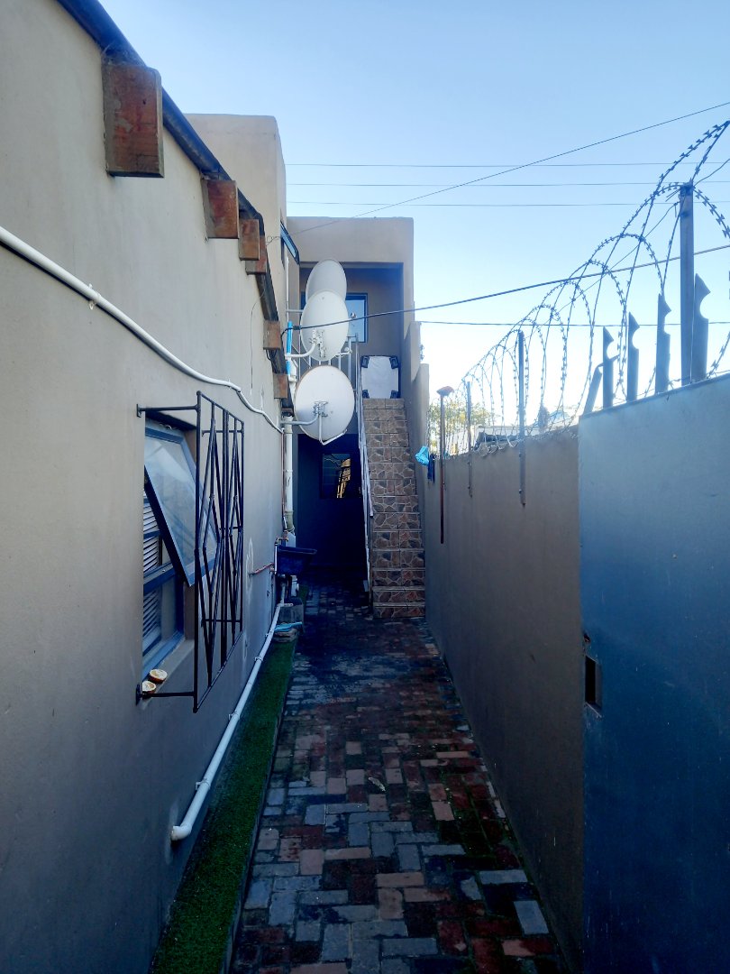 9 Bedroom Property for Sale in Wallacedene Western Cape